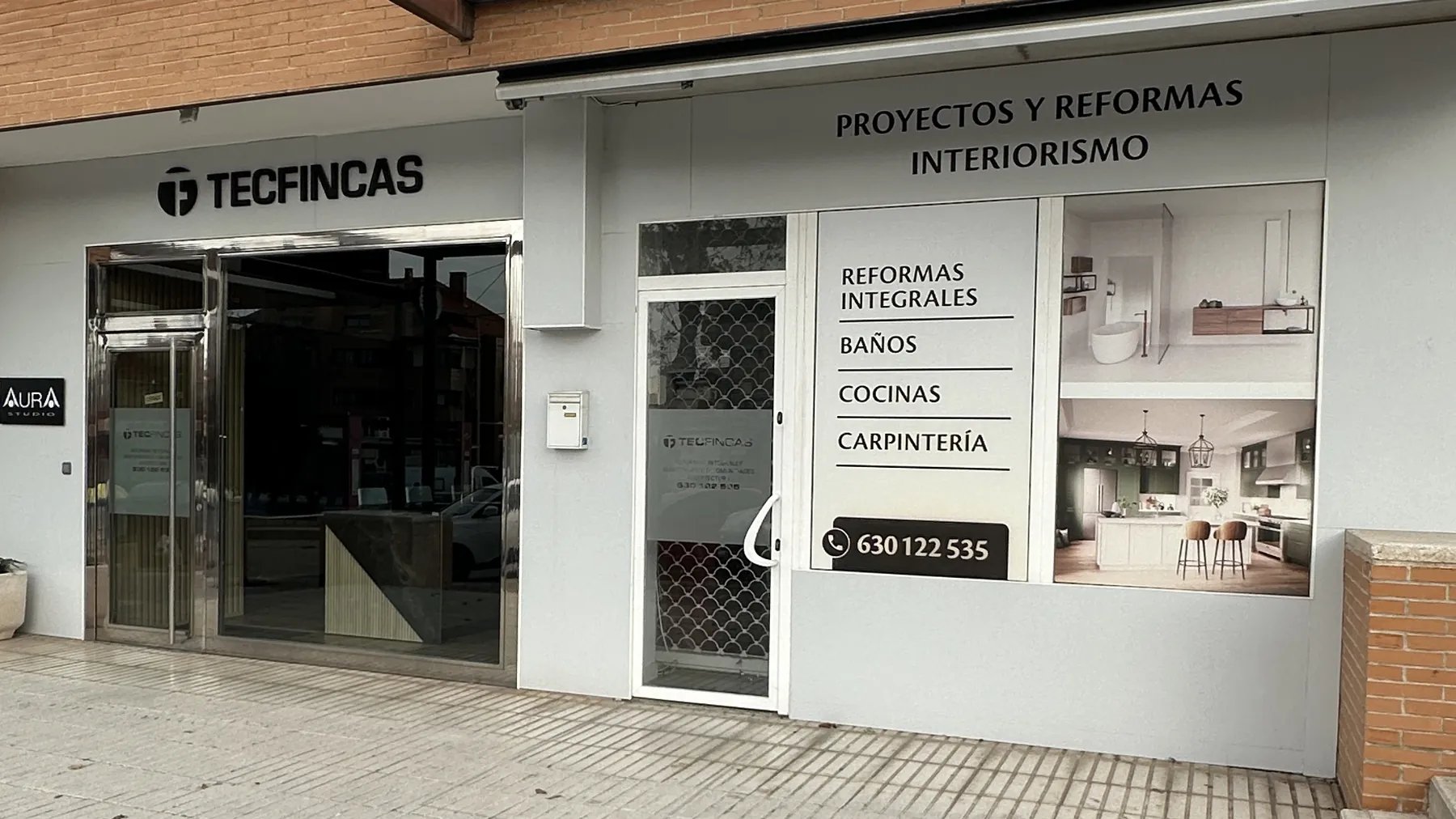 Local profesional reformado con acceso acristalado y rotulación